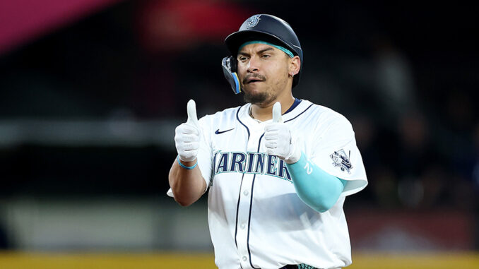 Seattle-Mariners-Josh-Naylor-gives-double-thumbs-up-after-hit-Getty-900
